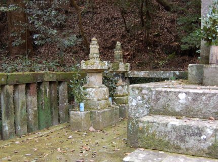 島津忠良の墓の隣には、日新公を追って殉死した2名の武士の墓。