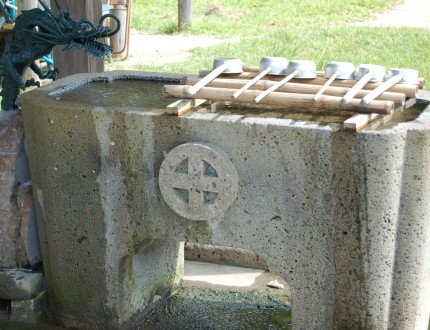 精矛神社内にある丸十字がデザインされた手水舎。